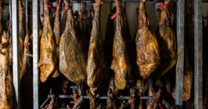 ¿Por qué se cuelgan los jamones?