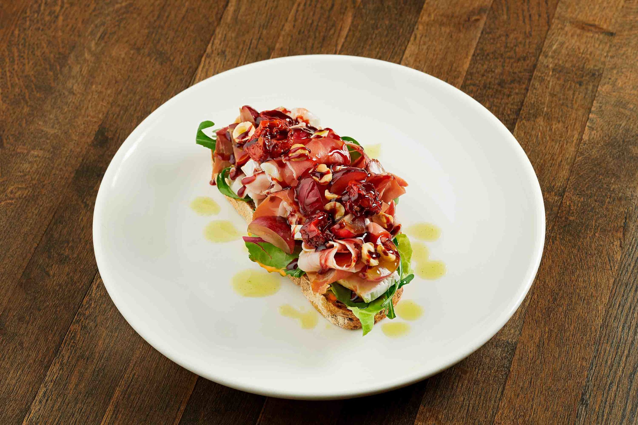 Sandwich de verduras y jamón ibérico de bellota